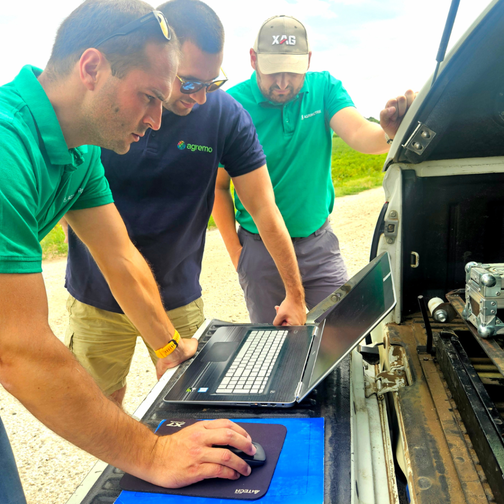 Agrimetrix doo and Agremo team members in a soybean field demonstrating precision agriculture and variable insecticide application Agrimetrix doo and Agremo team members in a soybean field demonstrating precision agriculture and variable insecticide application